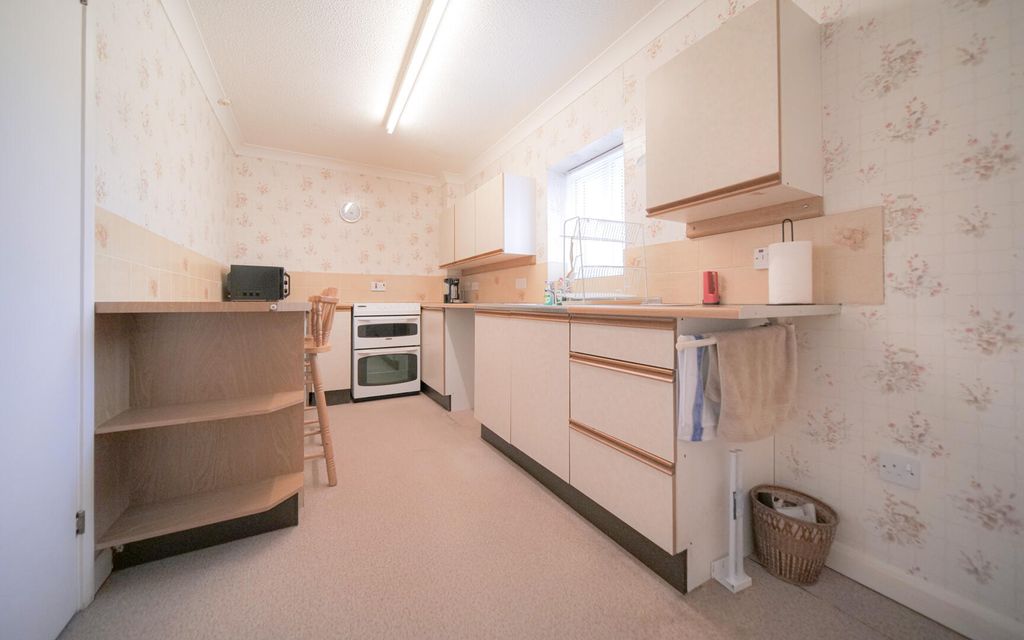 Property photo 3 of 11 Kitchen