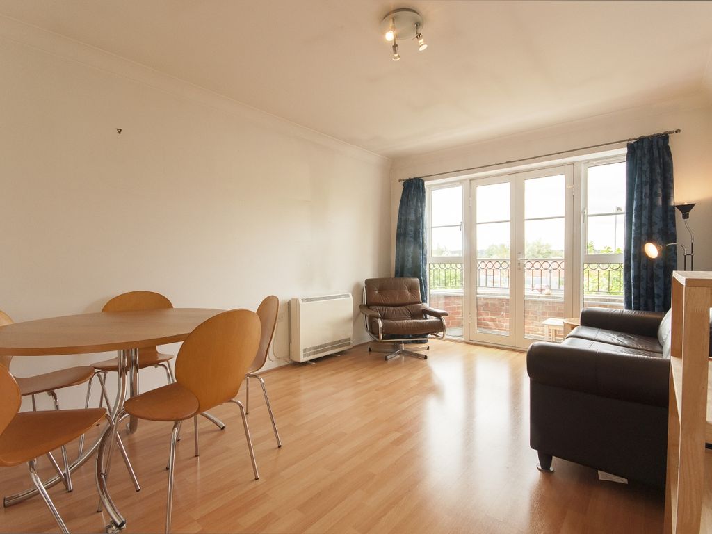 Property photo 3 of 8 Livingroom1