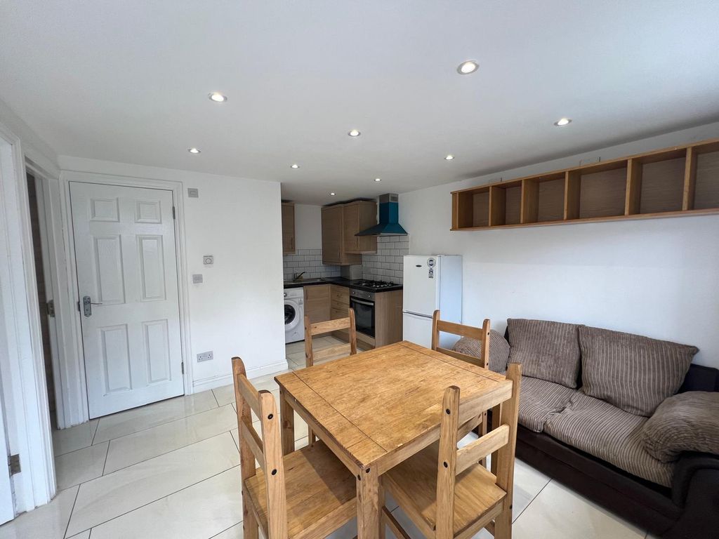 Property photo 1 of 7 Two Bedroom Annex Flat Ideal For Three Adults Students- £1600