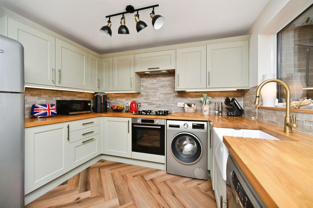 Property photo 2 of 20