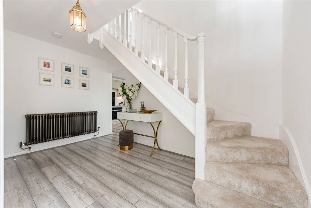 Property photo 3 of 18 Entrance Hall