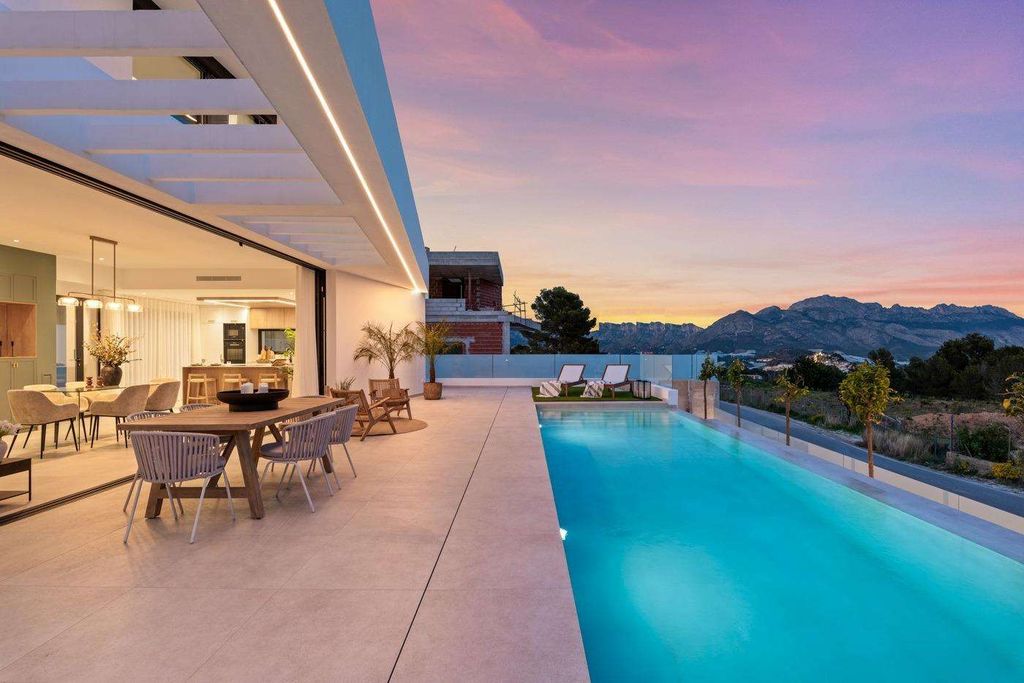 Property photo 2 of 50