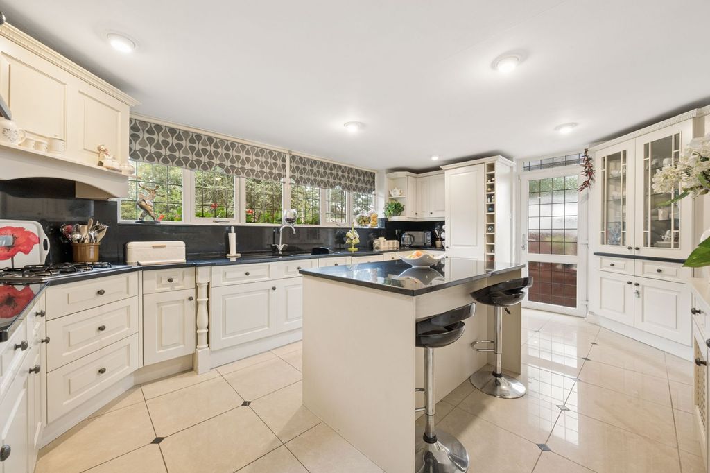 Property photo 3 of 27