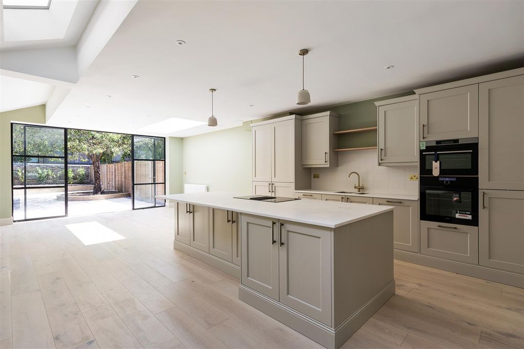 Property photo 2 of 53 Rectory Road, E17