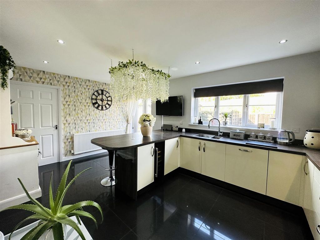 Property photo 3 of 26 Kitchen Breakfast Room