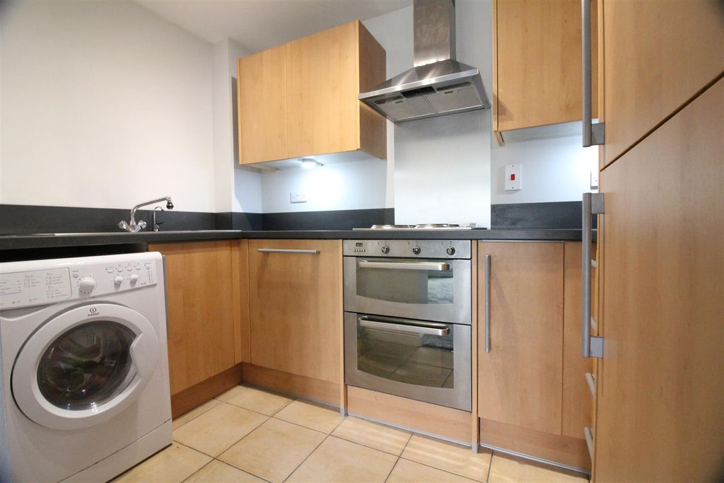 Property photo 3 of 7 Kitchen