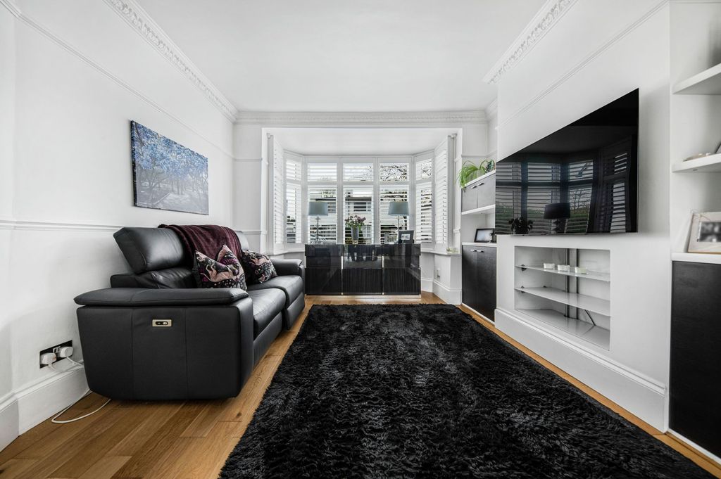 Property photo 3 of 17 Lounge