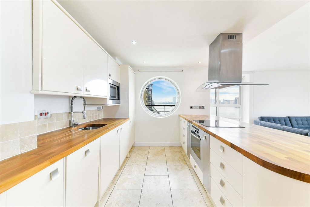 Property photo 2 of 9 Kitchen