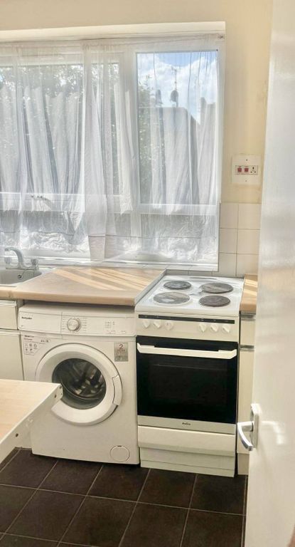 Property photo 1 of 8 Upper Class Estates Proudly Presents This Beautiful 1-Bedroom Ground Floor Flat Â€“ Sw9