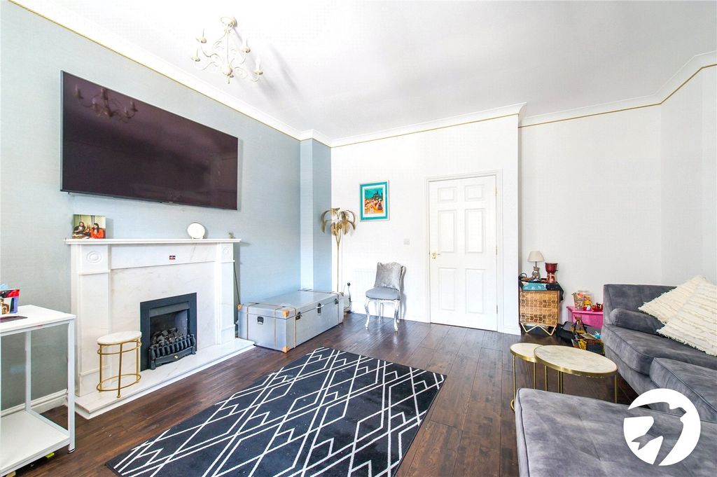 Property photo 3 of 22 Lounge