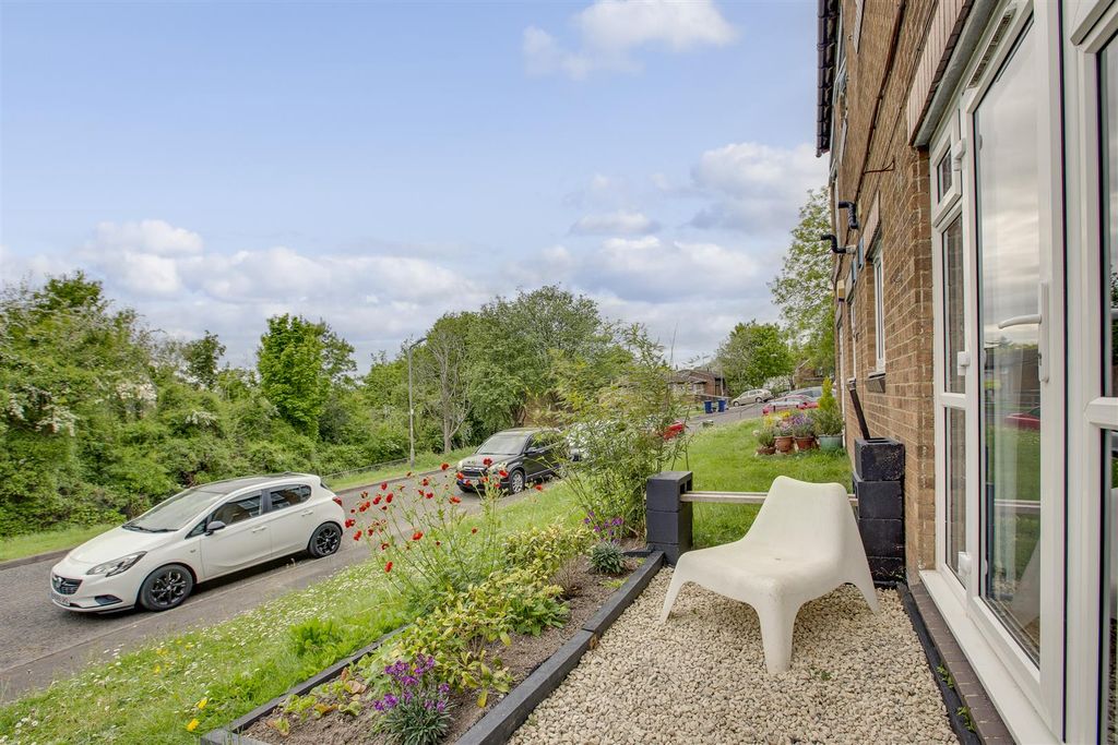 Property photo 1 of 11 5 Malvern Close, Hp13 5Sa-9.Jpg