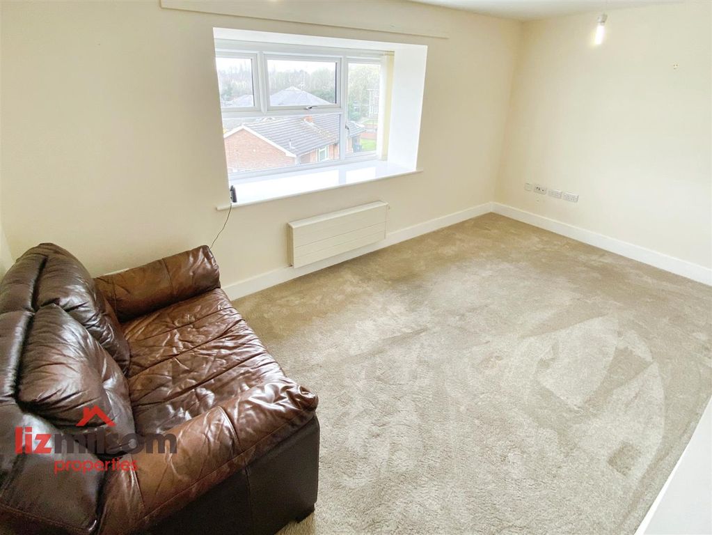 Property photo 3 of 11 Living Room