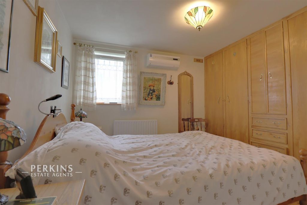 Property photo 3 of 10 Bed 4.Jpg