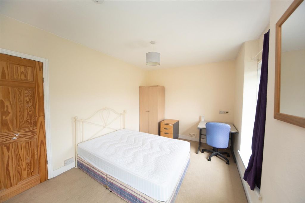 Property photo 3 of 5 Bright Spacious Bedroom With A Dedicated Desk Area...