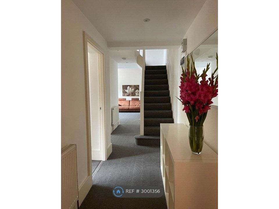 Property photo 1 of 13 Entrance Hall