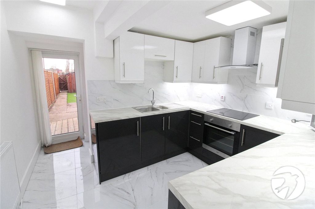 Property photo 1 of 11 Kitchen6