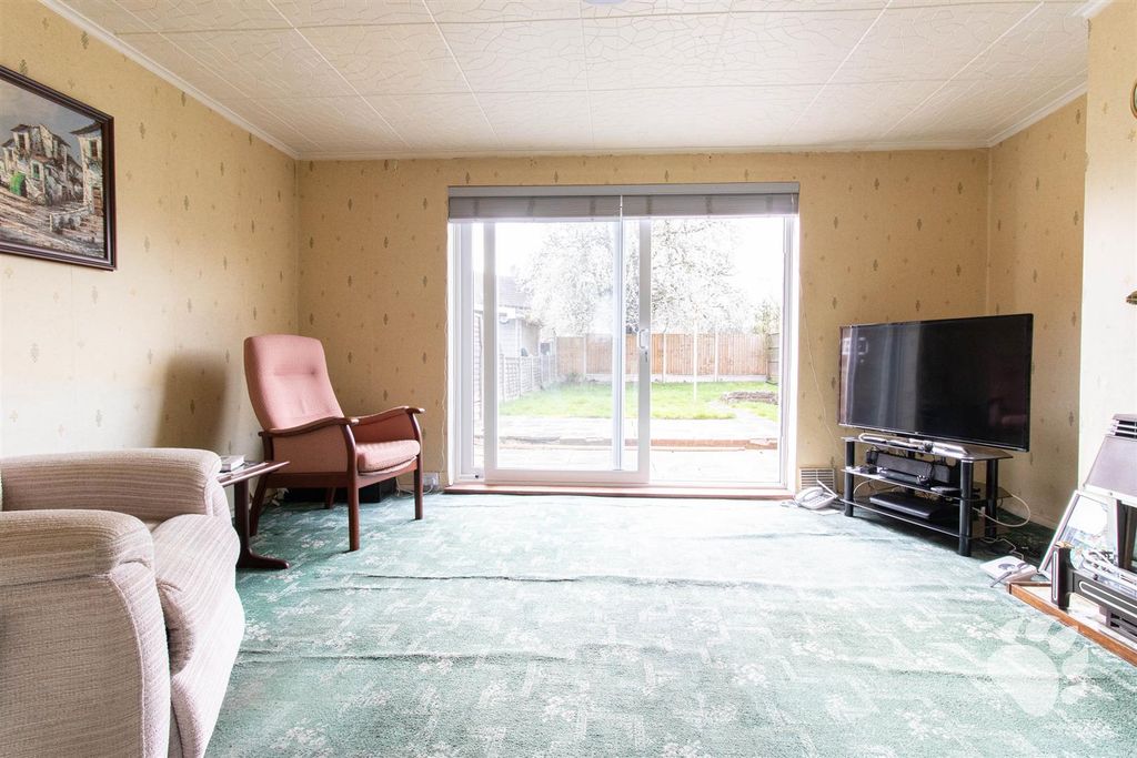 Property photo 2 of 17 Lounge