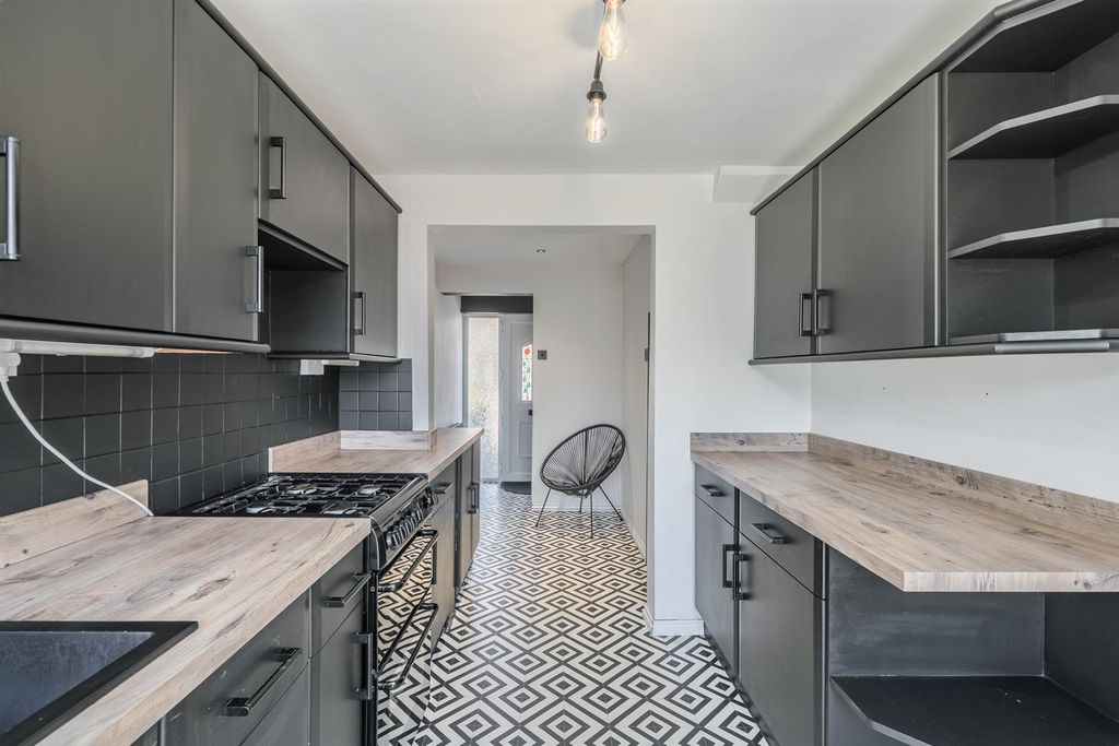 Property photo 2 of 15 73 Caerwent Road-9.Jpg