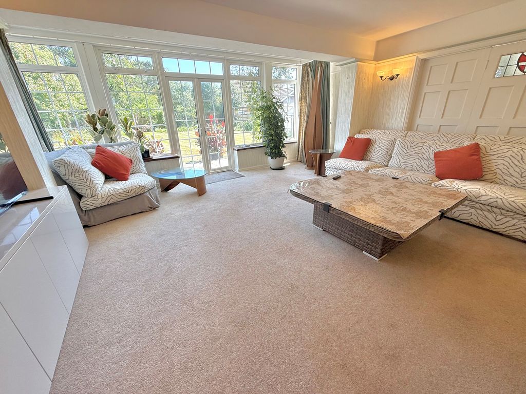 Property photo 2 of 34 14 Preston Avenue Lounge 1