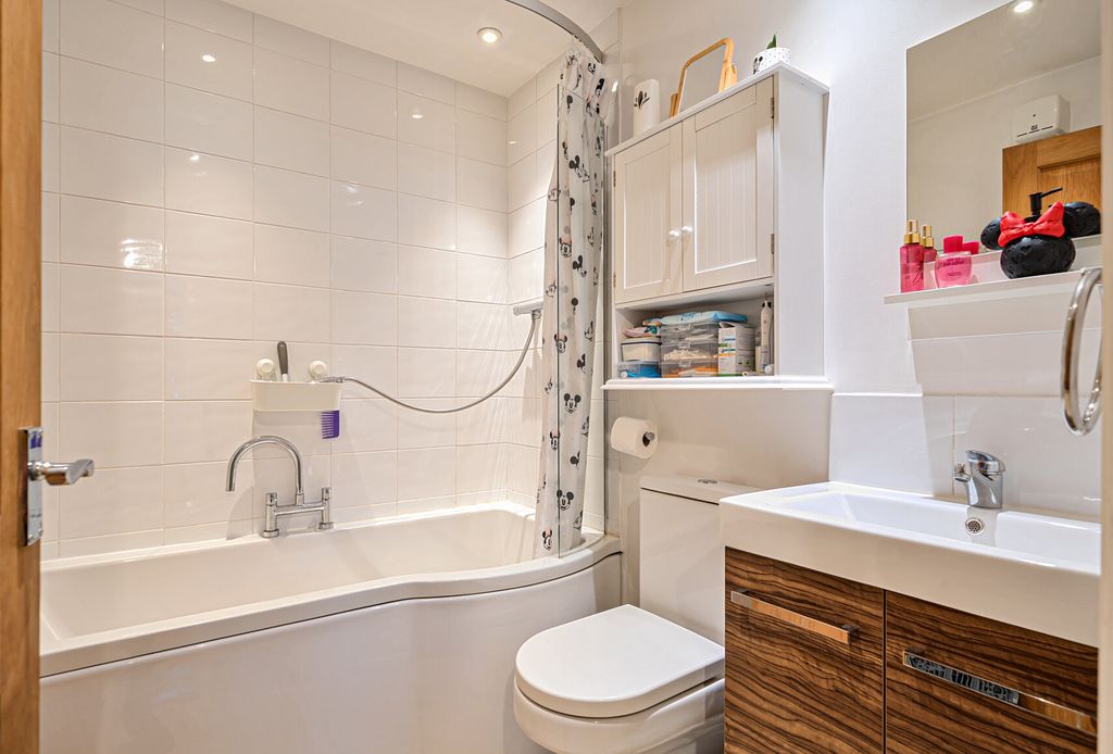 Property photo 3 of 17 Bathroom