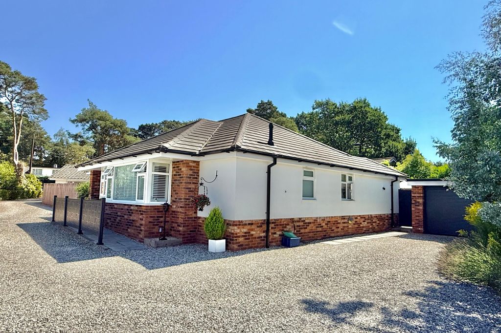 Property photo 1 of 29 Three Bedroom Detached Bungalow