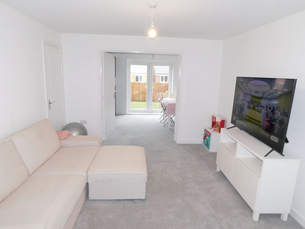 Property photo 3 of 18 Lounge