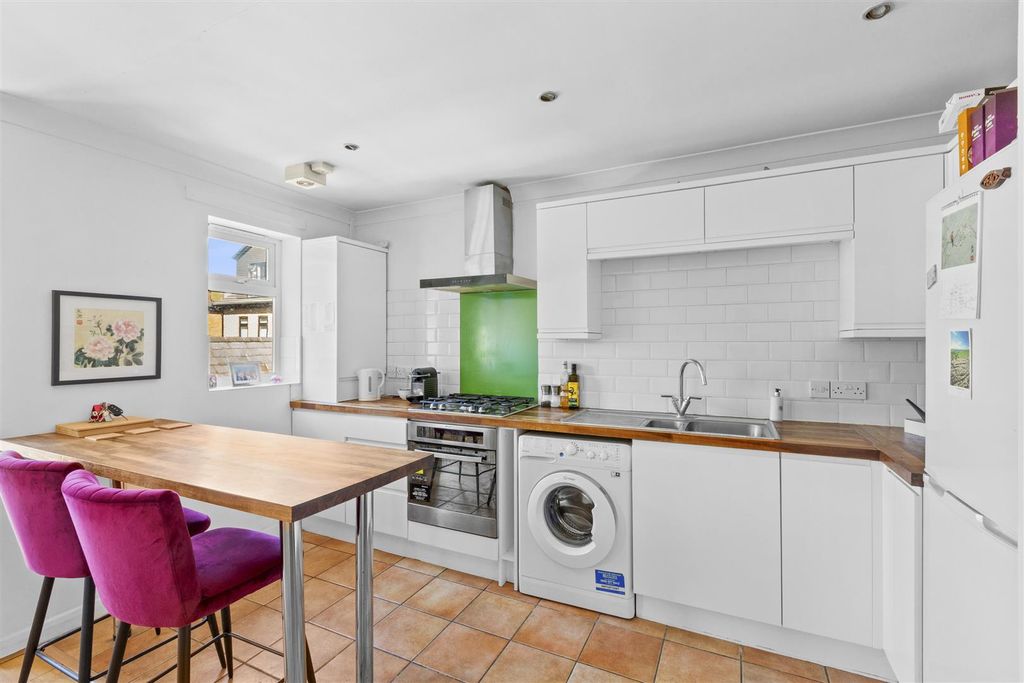 Property photo 3 of 14 10 Temple Gate, Temple End, Hp13 5Dy-6.Jpg