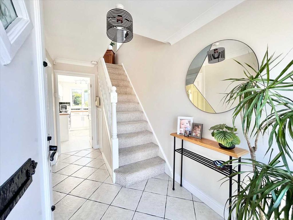 Property photo 3 of 24 Entrance Porch / Hallway