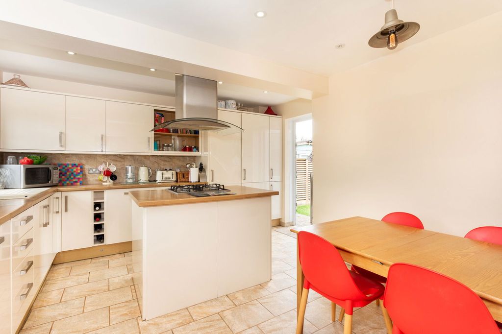 Property photo 2 of 33