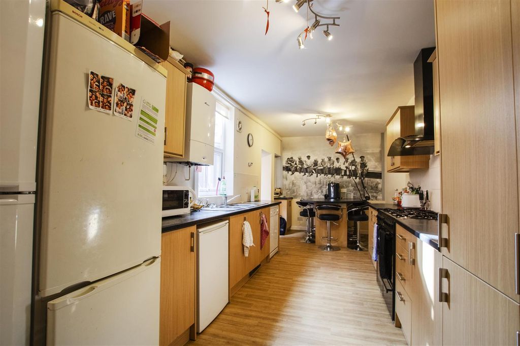 Property photo 3 of 12 Approach