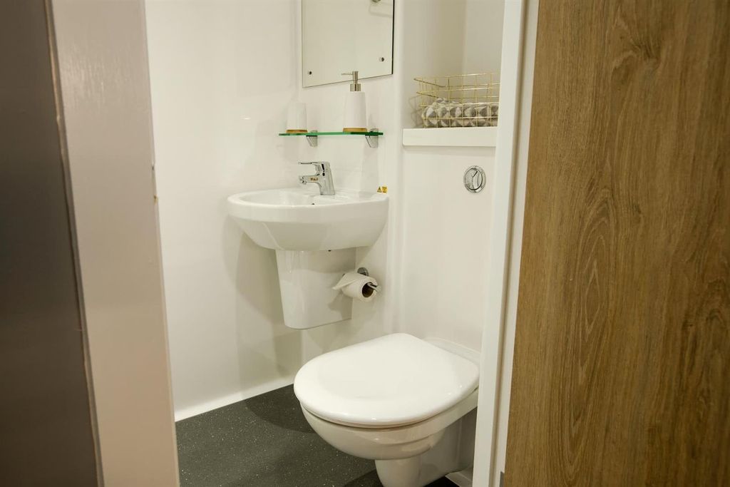 Property photo 2 of 20