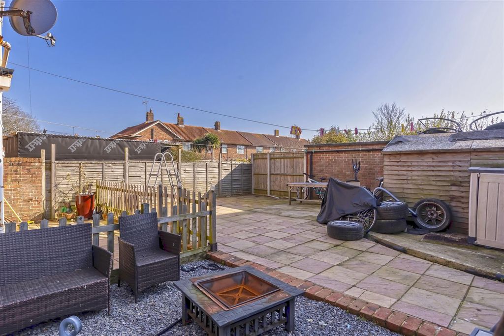 Property photo 3 of 13 Maybridge Sq_14.Jpg