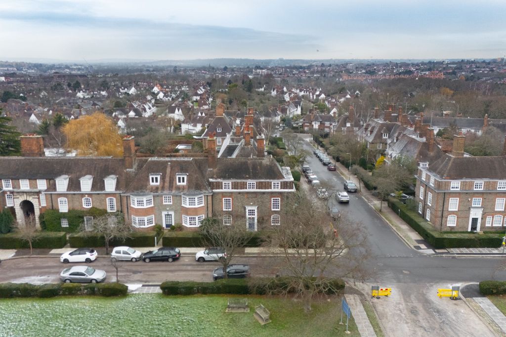 Property photo 1 of 29 8 North Square, Hampstead Garden Suburb, London Nw11 7Aa