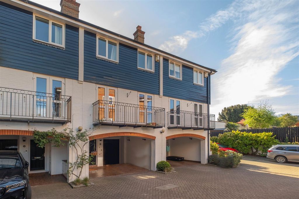 Property photo 1 of 24 33-Harvest-Lane-0070 Copy.Jpg