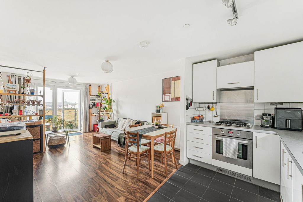 Property photo 1 of 18 Reception/Kitchen