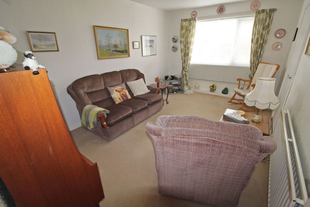 Property photo 2 of 18 Lounge