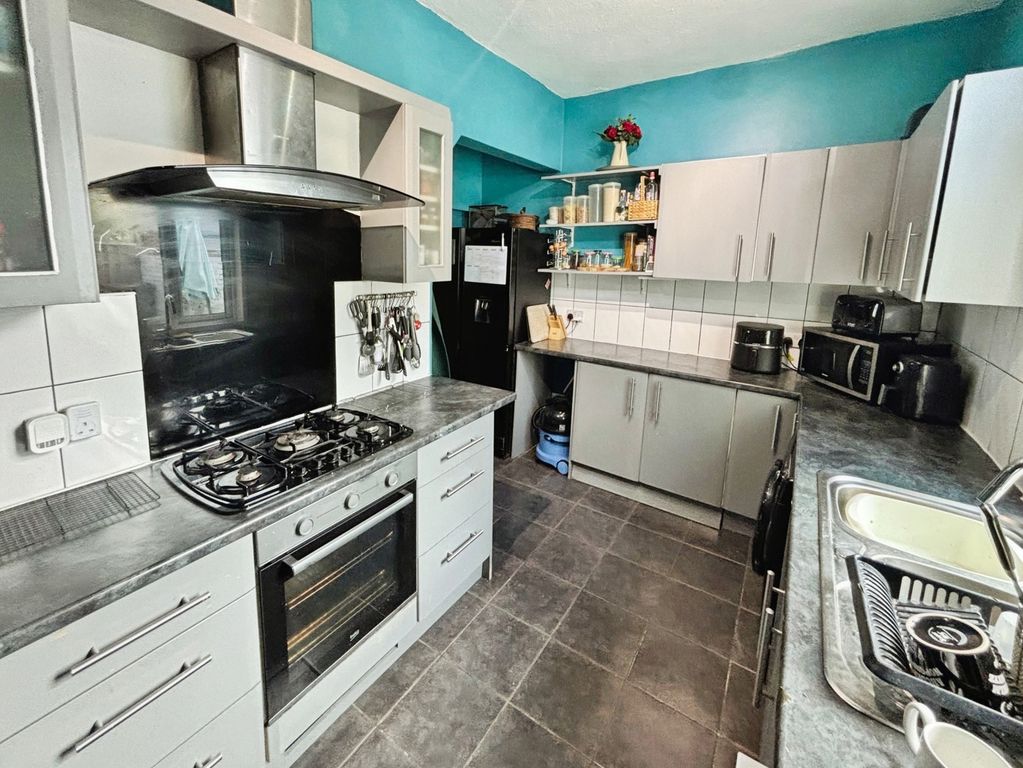 Property photo 3 of 17 Kitchen