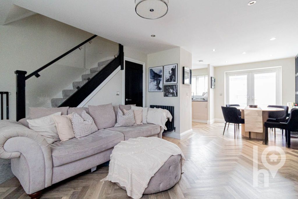 Property photo 1 of 13 Photo 11