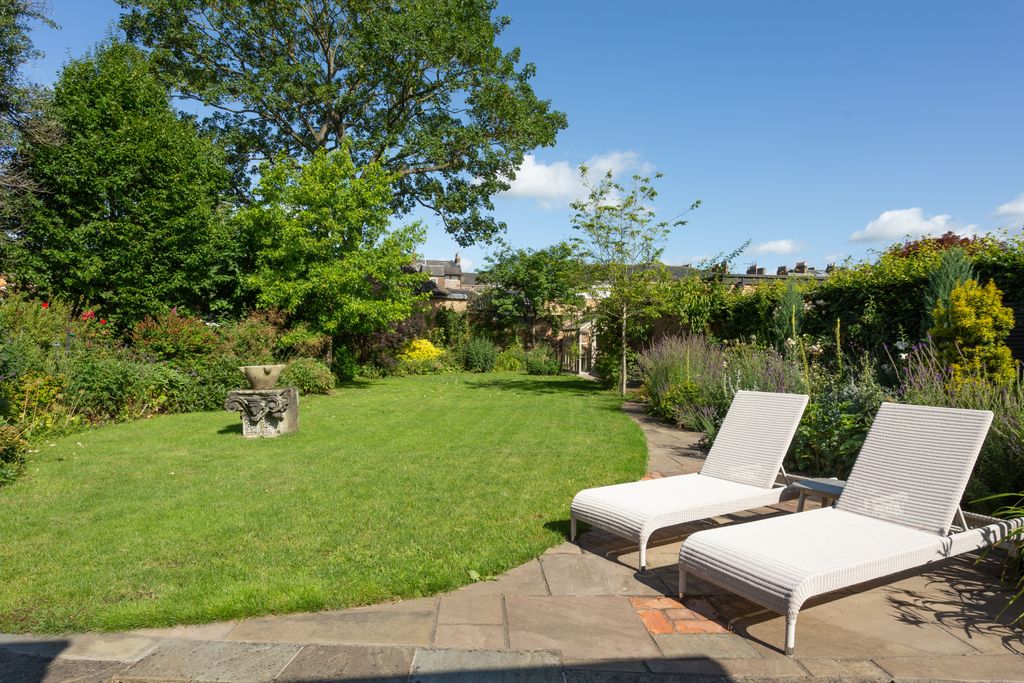 Property photo 3 of 18 Garden