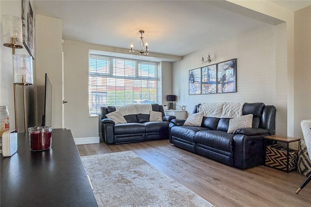 Property photo 3 of 22 Lounge