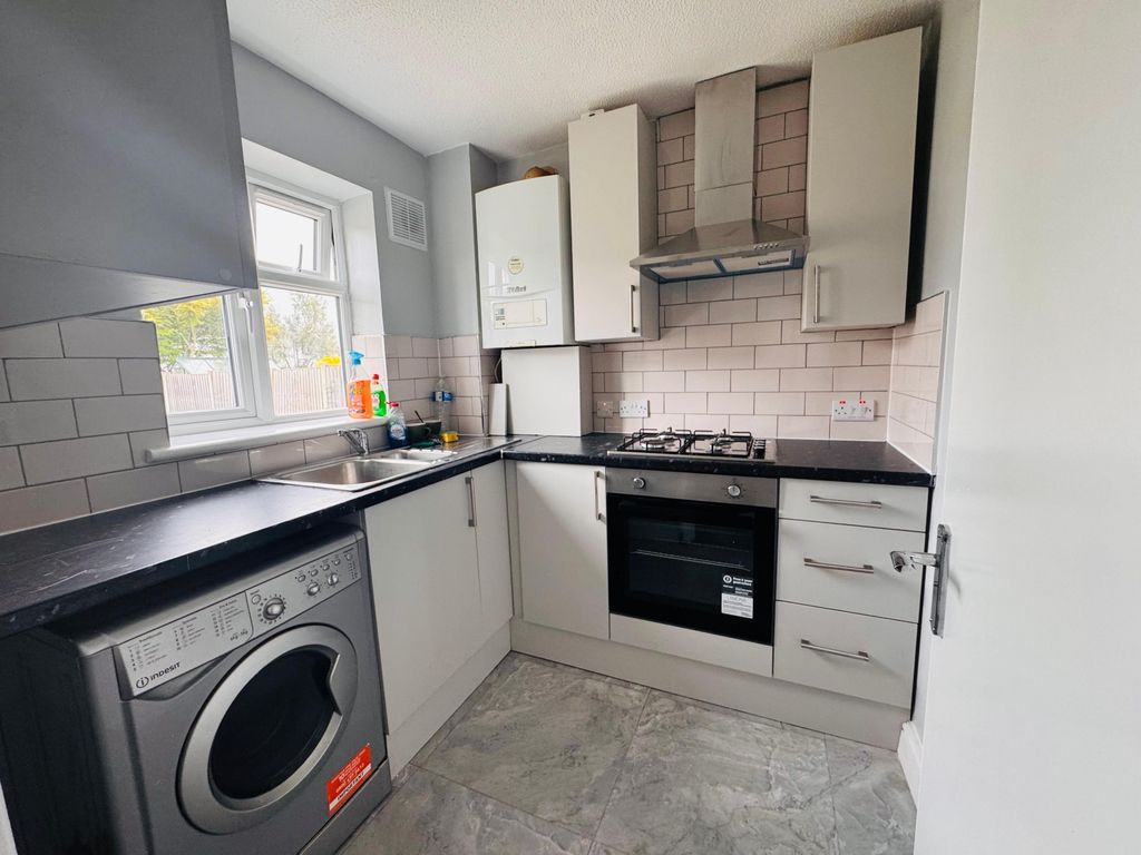 Property photo 1 of 12 2 Bed Flat To Rent Bel Lane, Feltham Tw13