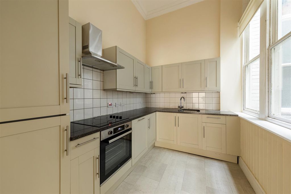 Property photo 3 of 26 Adelaide Road, E10