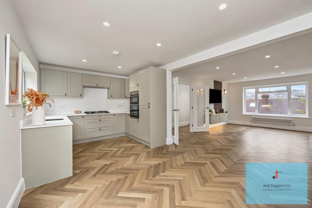 Property photo 2 of 18 Kitchen