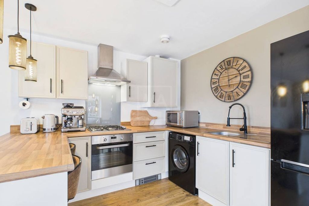 Property photo 3 of 10 Kitchen