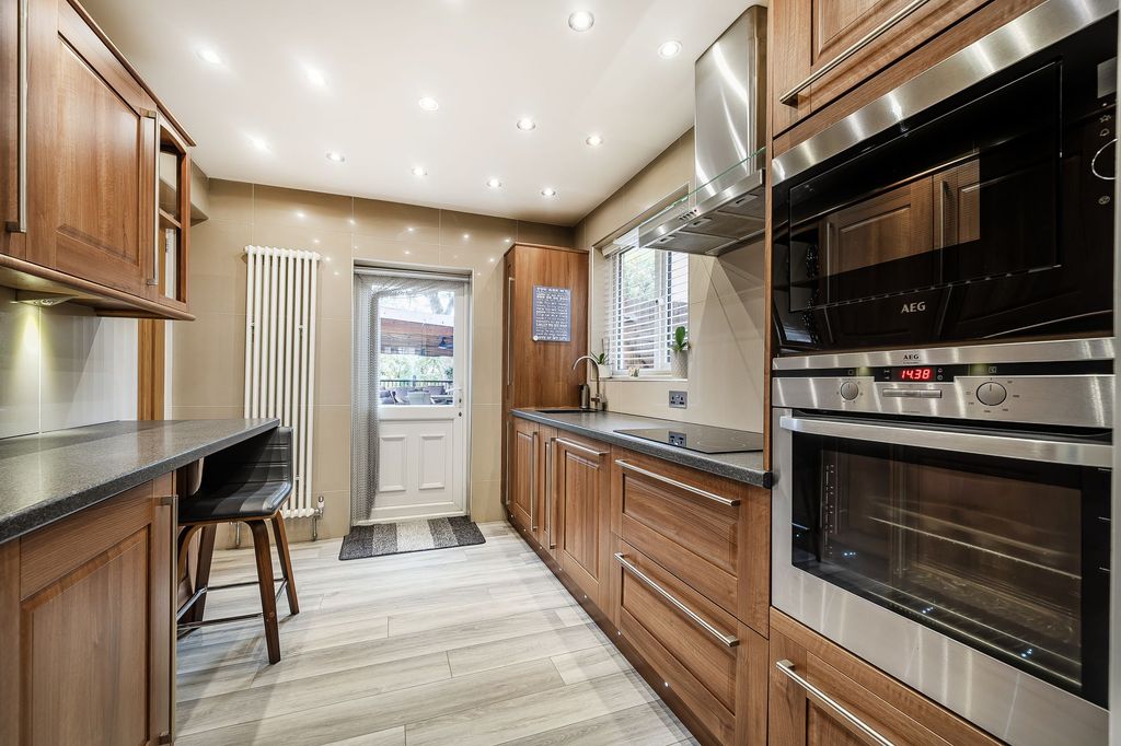 Property photo 3 of 27