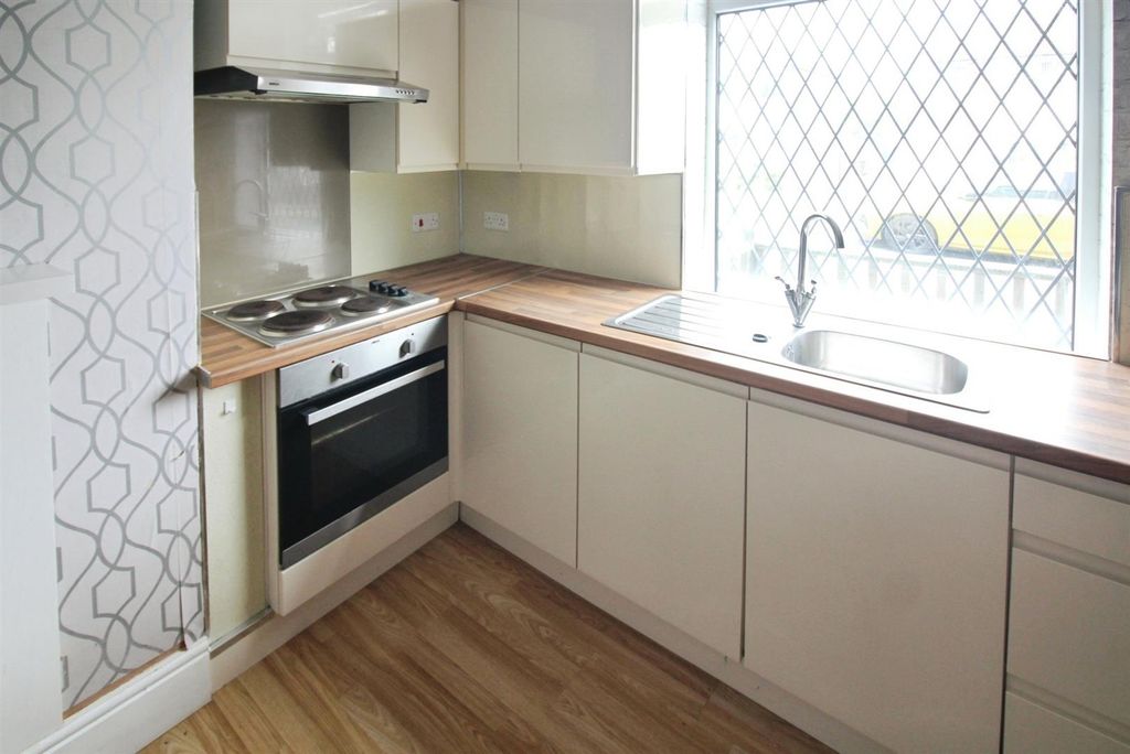 Property photo 3 of 7 Kitchen