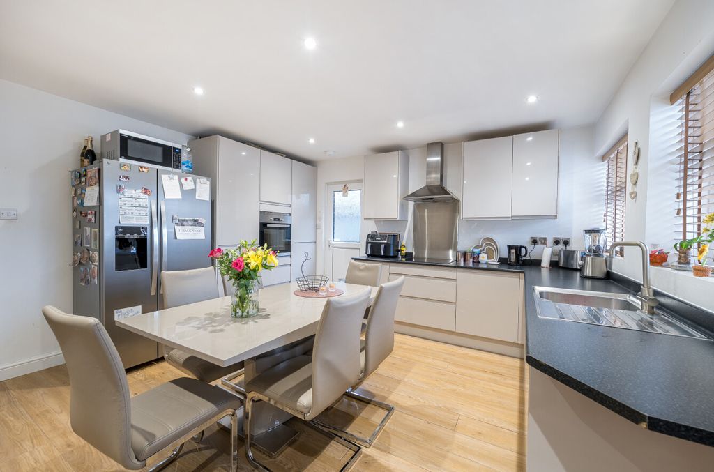 Property photo 3 of 17 1418851-7-69A18c3...