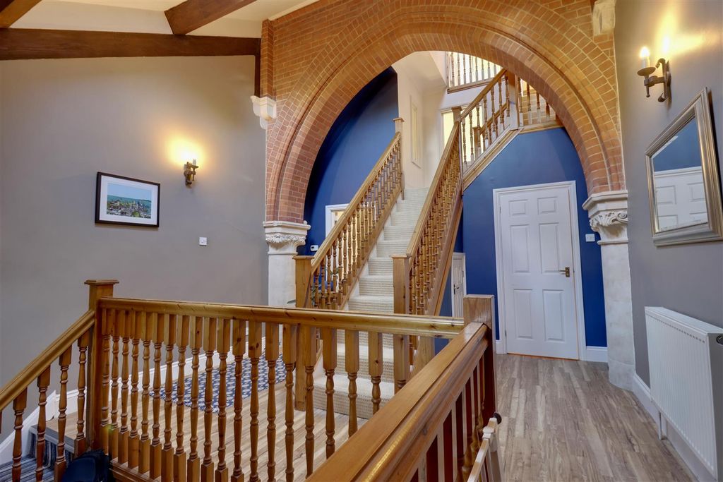 Property photo 3 of 25 7Cfac9D5-E79E-49Ac-8C23-CE9C3Ebf37E9_1_201_A.Jpeg