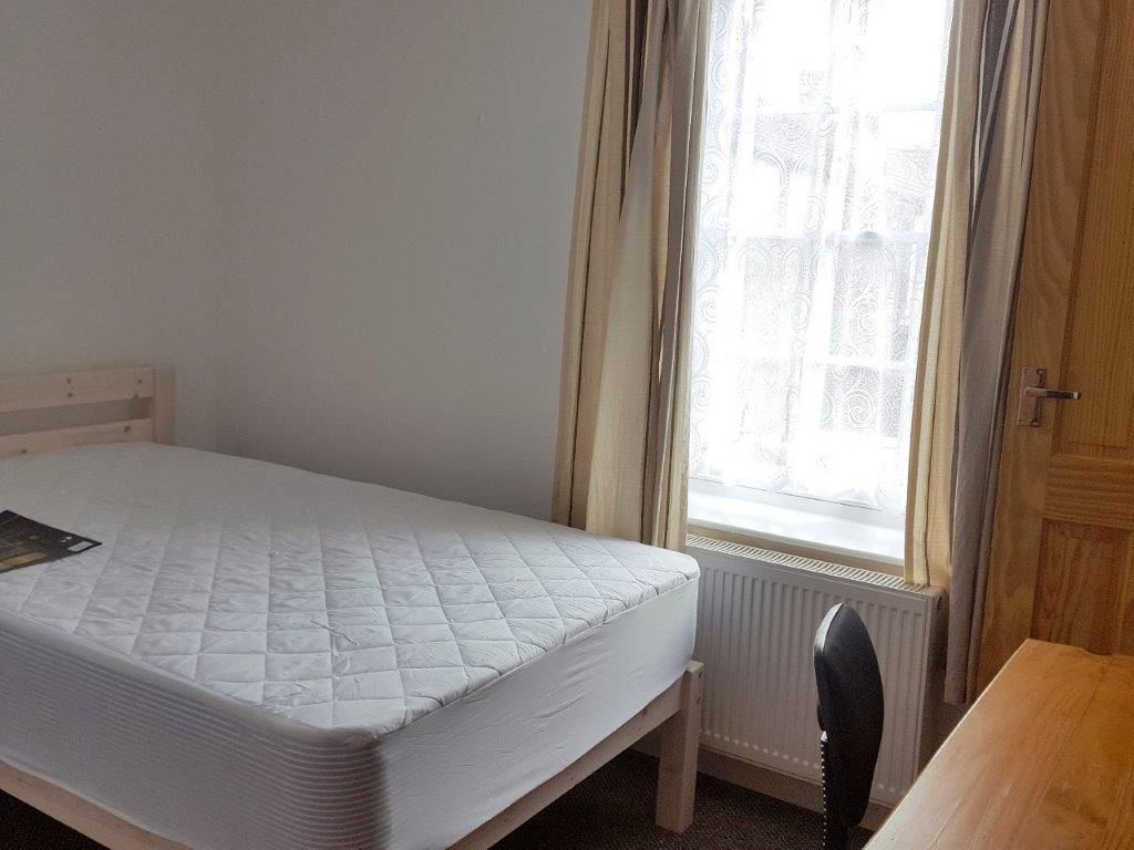 Property photo 2 of 11 36 Broad St Bed 3A.Jpg