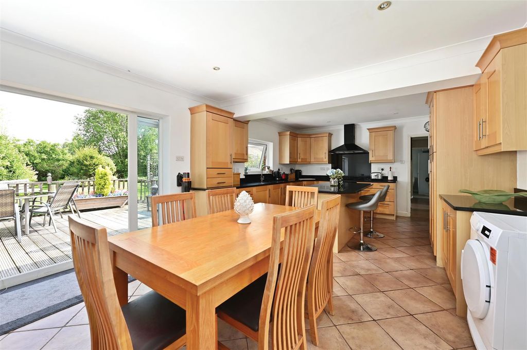Property photo 2 of 16 Kitchen/Dining Room